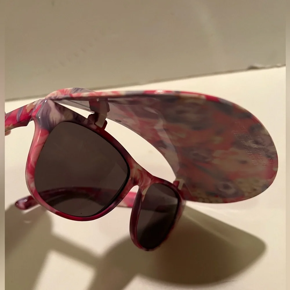 KID’S FLORAL SUNGLASSES WITH VISOR.